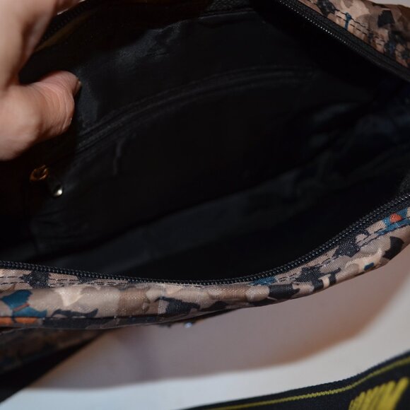 YOUNG FASHION Cross-Body Dogs Images Prints Many Pockets Medium Purse ~9'x11'x3' - Picture 8 of 10